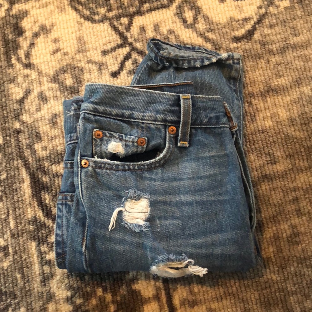 Levi’s wedgie distressed jeans